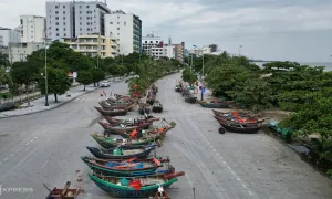 Hối hả kéo thuyền bè lên đường tránh bão Yagi