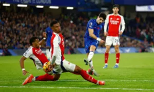 Chelsea níu chân Arsenal