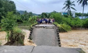 Cầu gãy, gần 1.300 người bị nước lụt bao vây